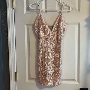 Pink dress never worn
Size 4